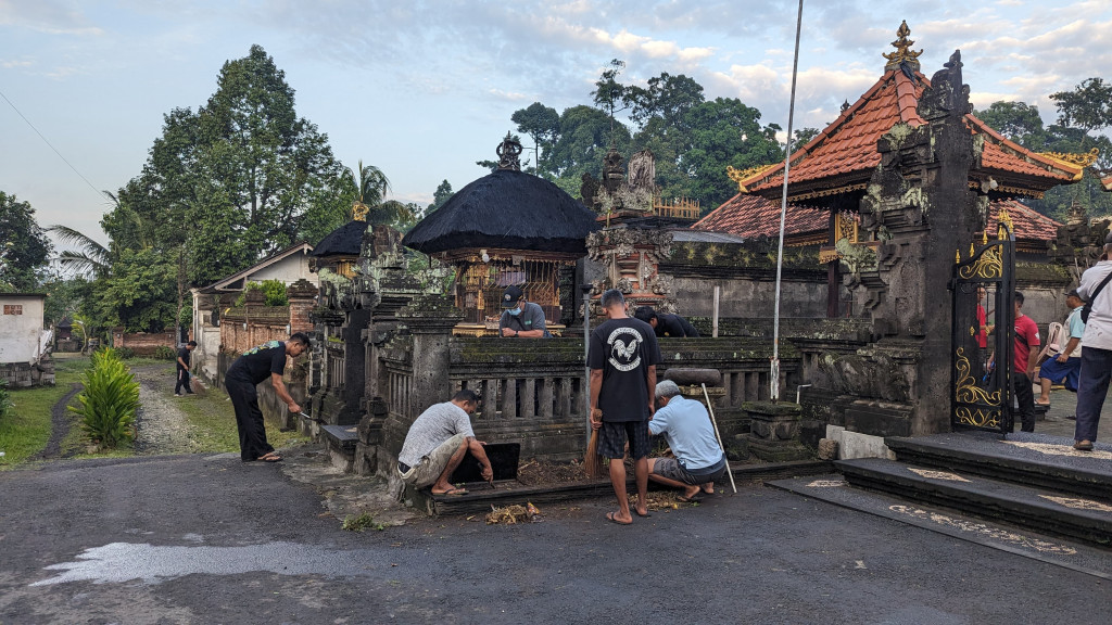 Telah Terlaksana Gotong Royong Kebersihan Lingkungan Banjar Sempidi dalam Rangka Bulan Bhakti Gotong Royong Masyarakat XXI